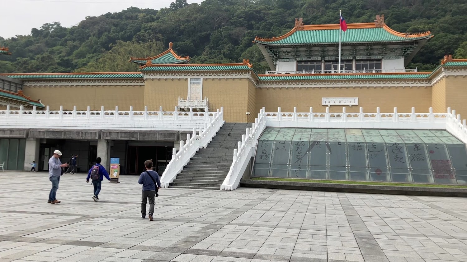 故宮博物院階梯與白色欄杆外觀