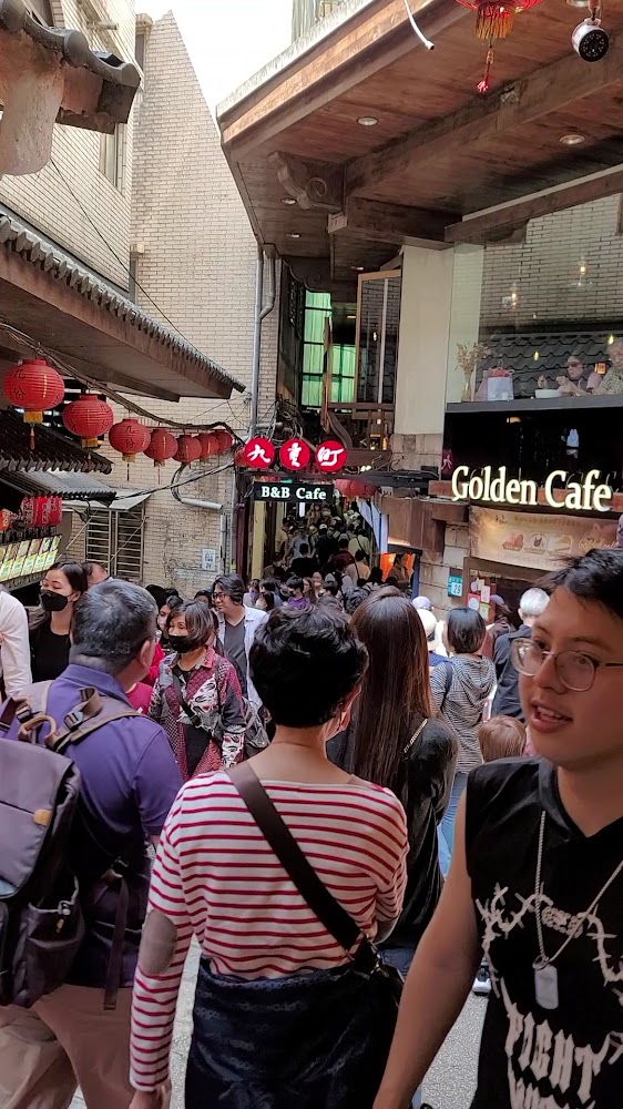 九份老街入口附近遊客與店家招牌