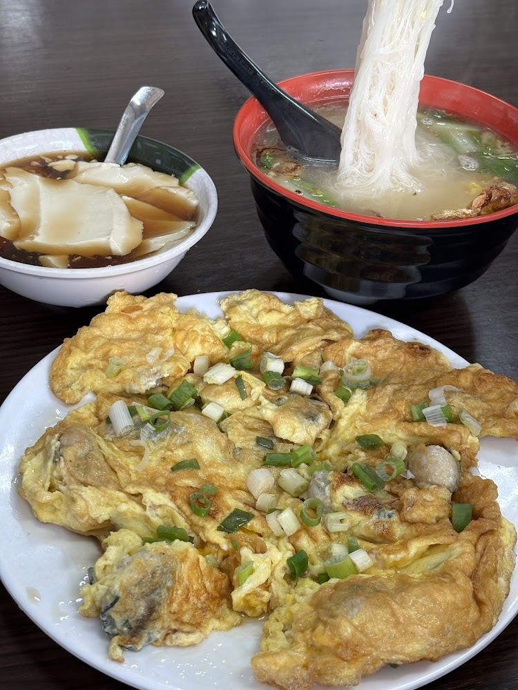 蚵仔煎蛋、鹹豆花與米粉湯三樣餐點組合