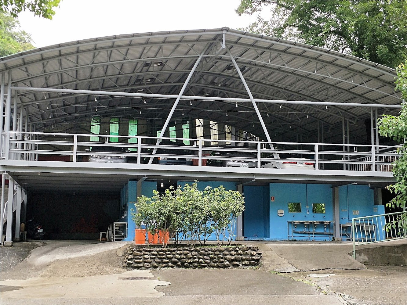 基地停車場與洗手台設施