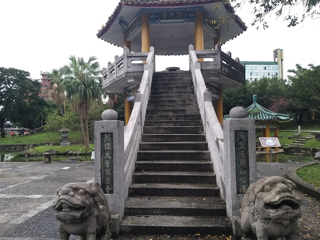 中國風格涼亭與石獅子
