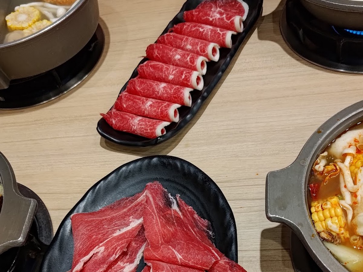誠石火鍋岡山店鮮紅牛肉片近拍，薄切均勻色澤鮮亮