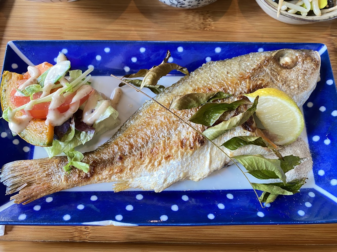 意滿漁烤魚與沙拉套餐