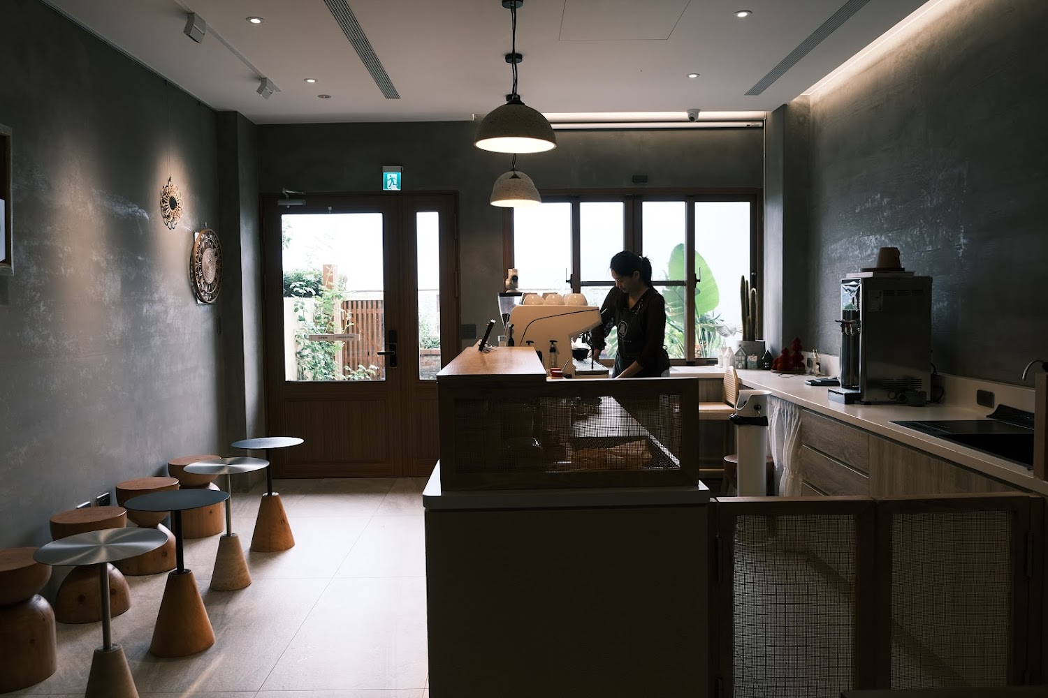 良水田咖啡館吧台與室內座位