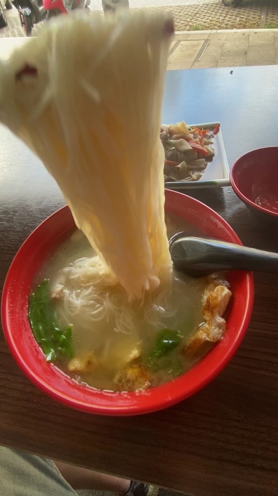 清湯麵搭配炸物與小菜