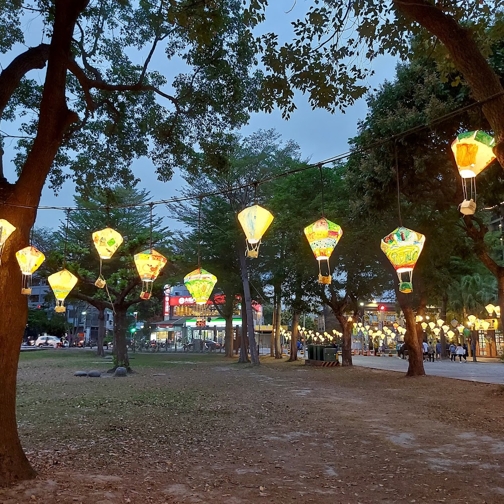 夜色中的熱氣球燈籠與街道氛圍