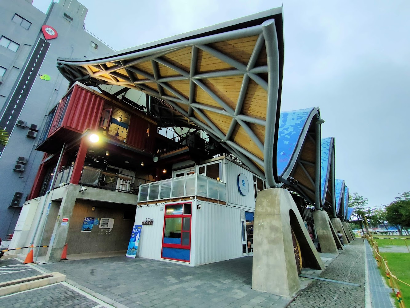 貨櫃建築與大型波浪狀屋頂