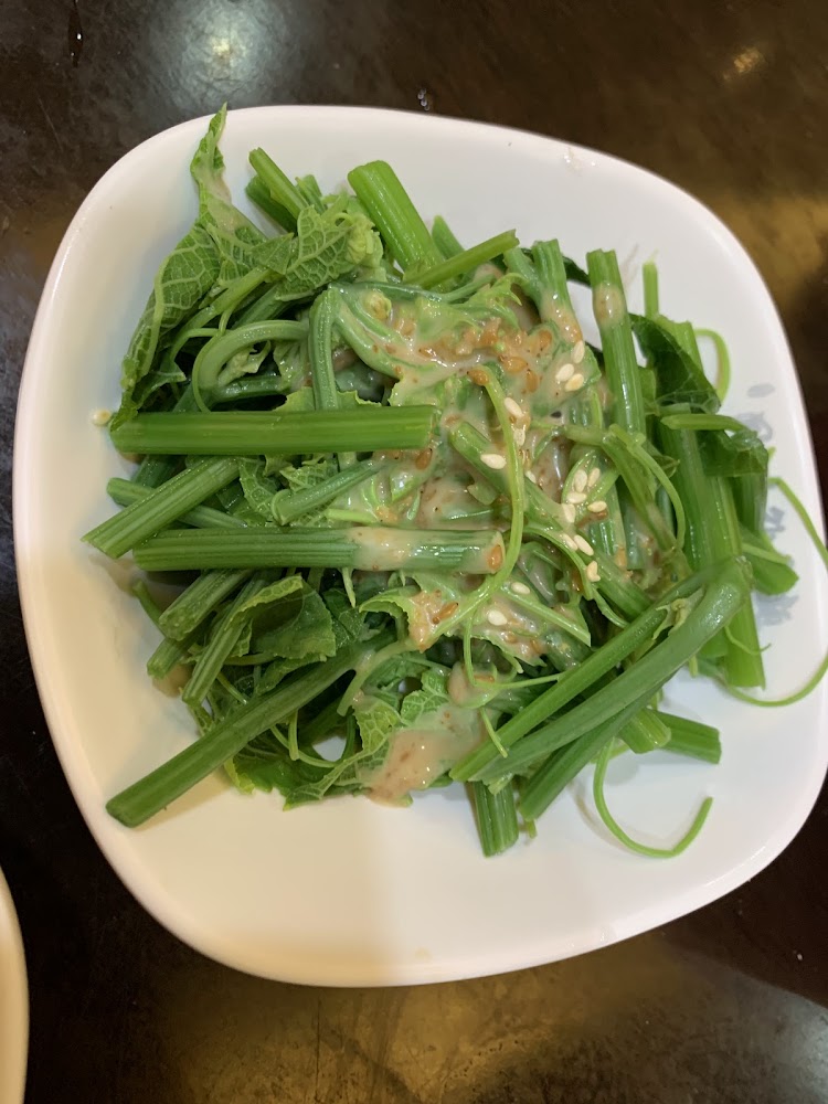 燙青菜淋上芝麻醬並灑上芝麻的清爽小菜