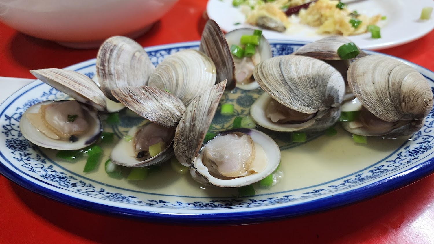 花蛤湯，蛤蜊份量不少，湯頭清爽