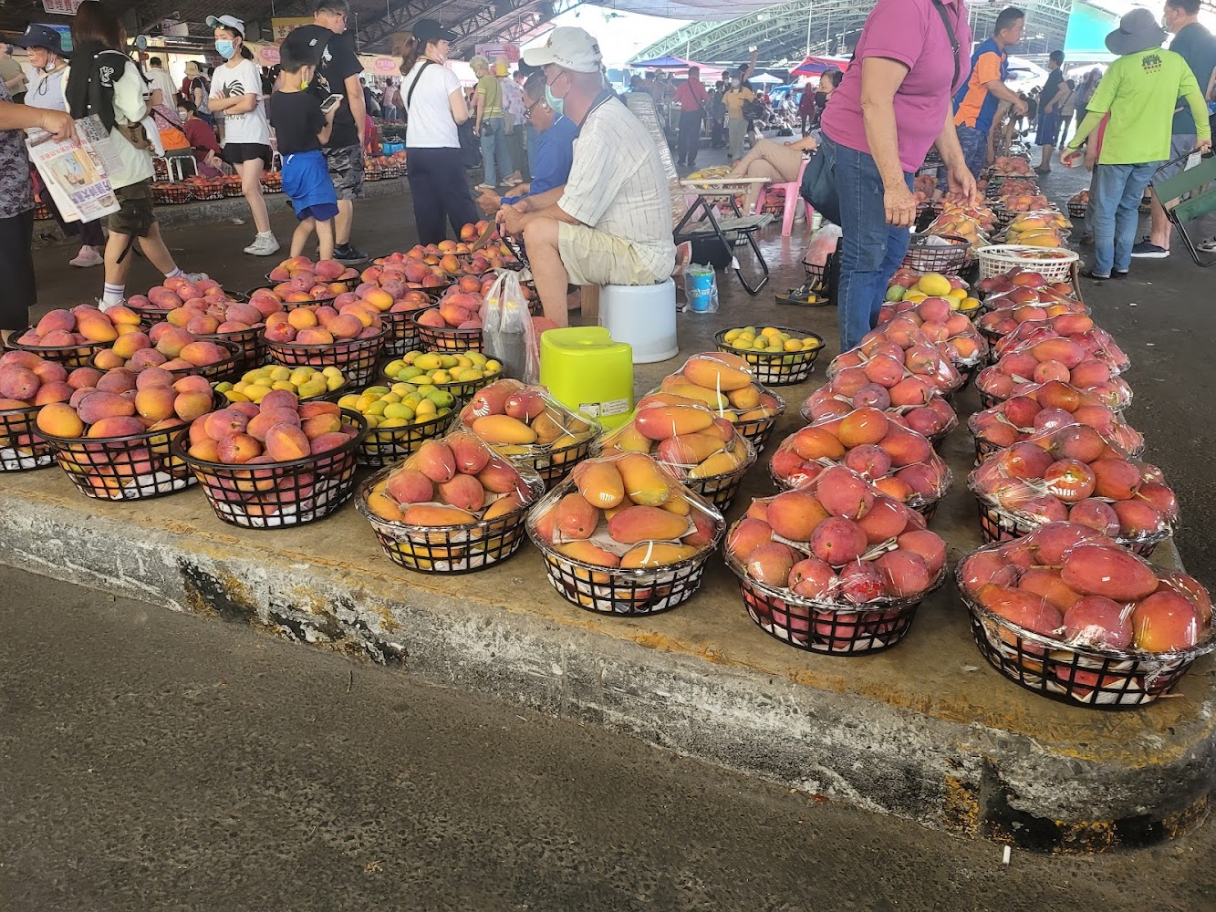 玉井芒果公有零售市場內裝滿芒果的籃子