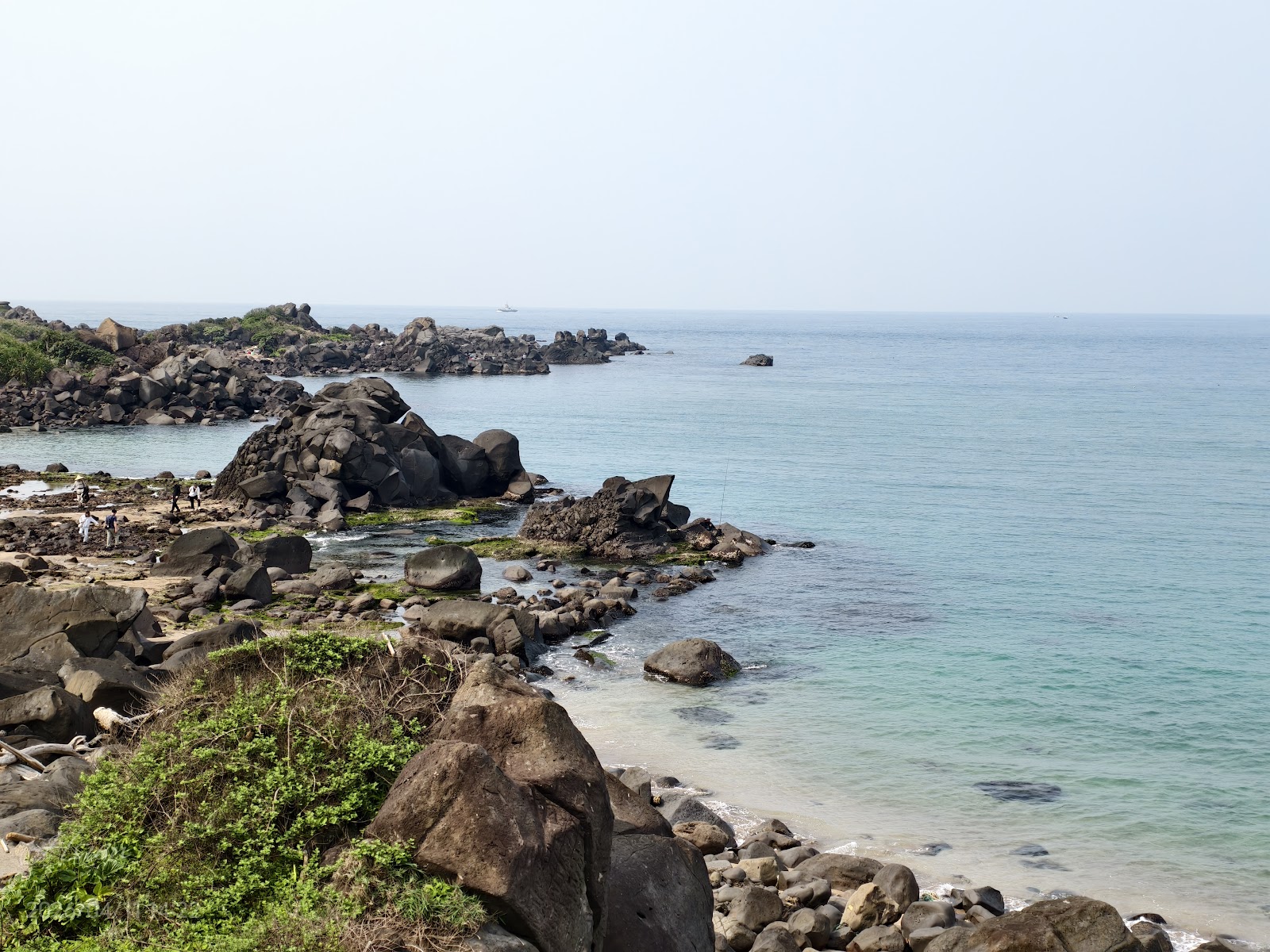 麟山鼻地質景觀生態步道礁岩海岸翡翠藍水潭