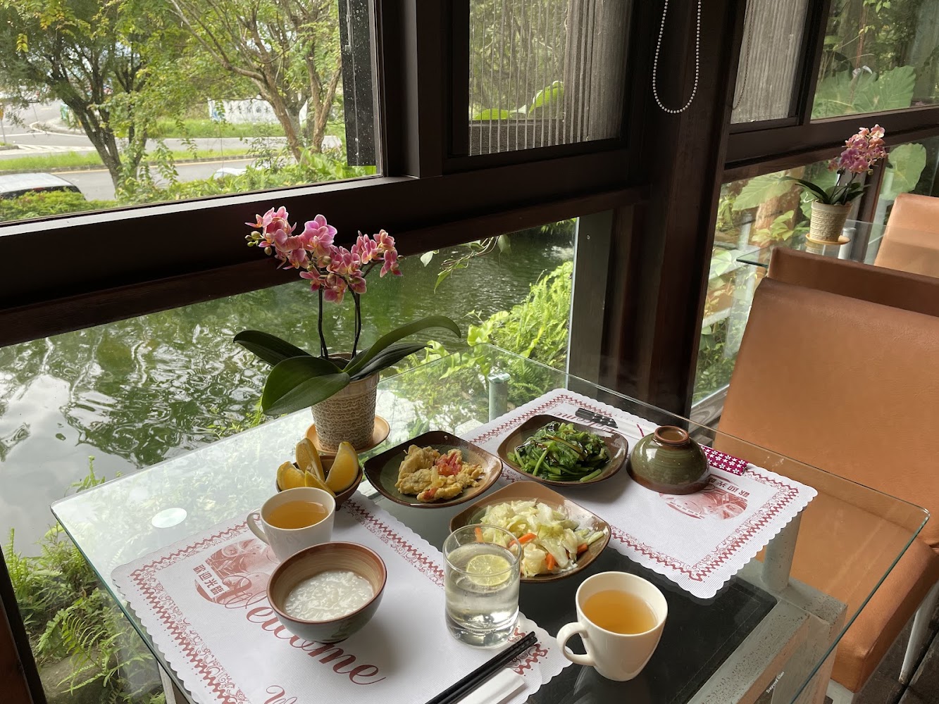 走過虹橋健康豐富早餐與窗外綠景