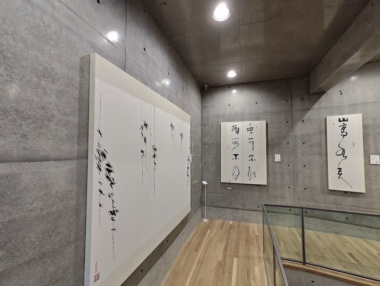 展覽空間中陳列三幅現代水墨書畫作品