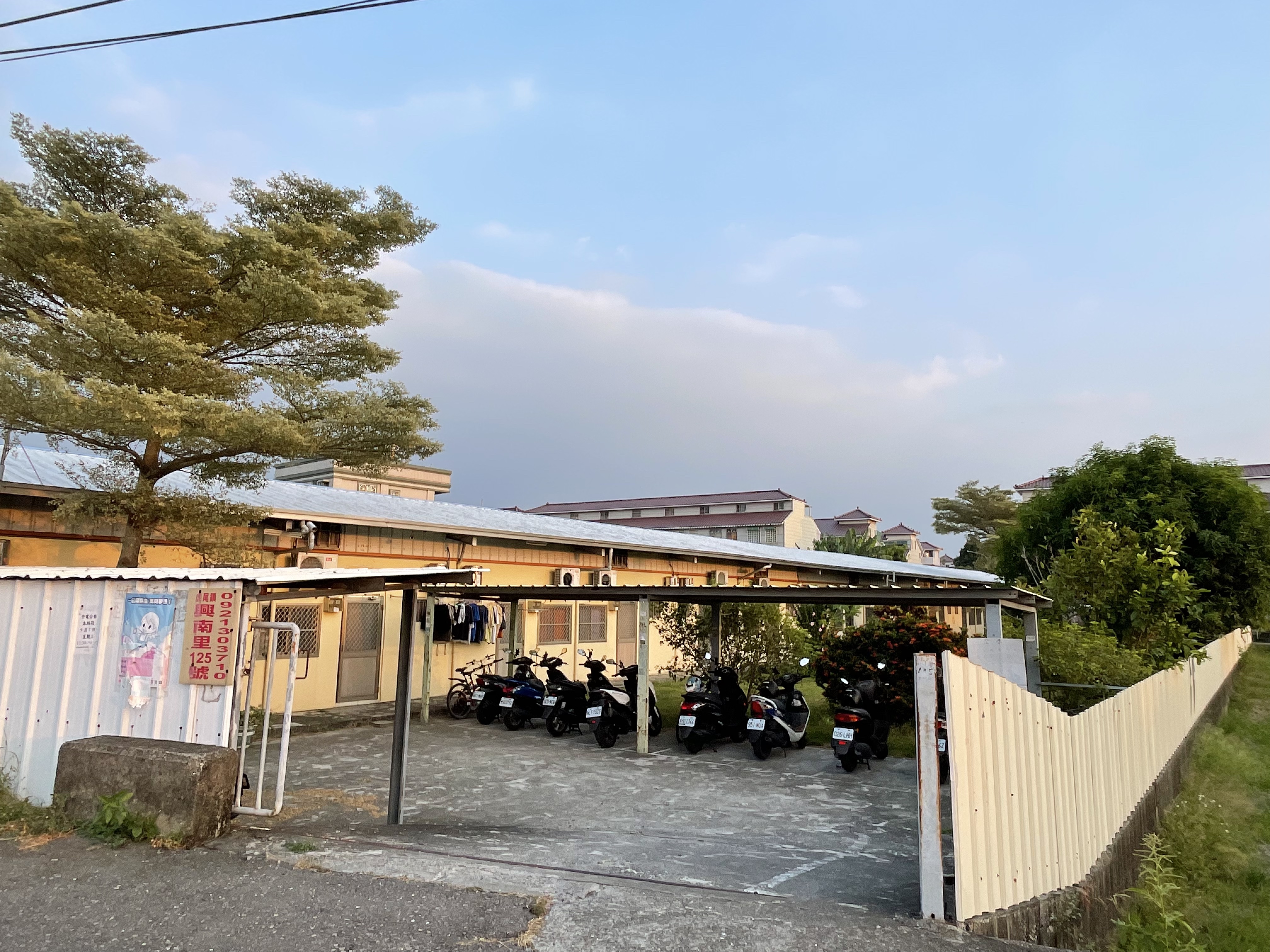 蕃薯庄套房出租外觀與機車停放