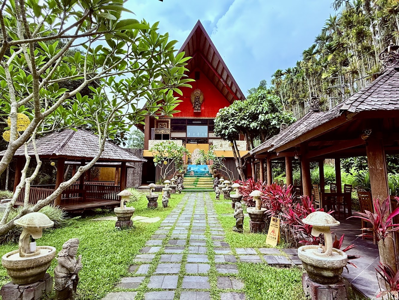 烏布雨林峇里島主題餐廳中庭步道
