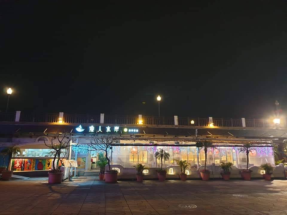 夜晚燈光點綴的餐廳外觀與盆栽