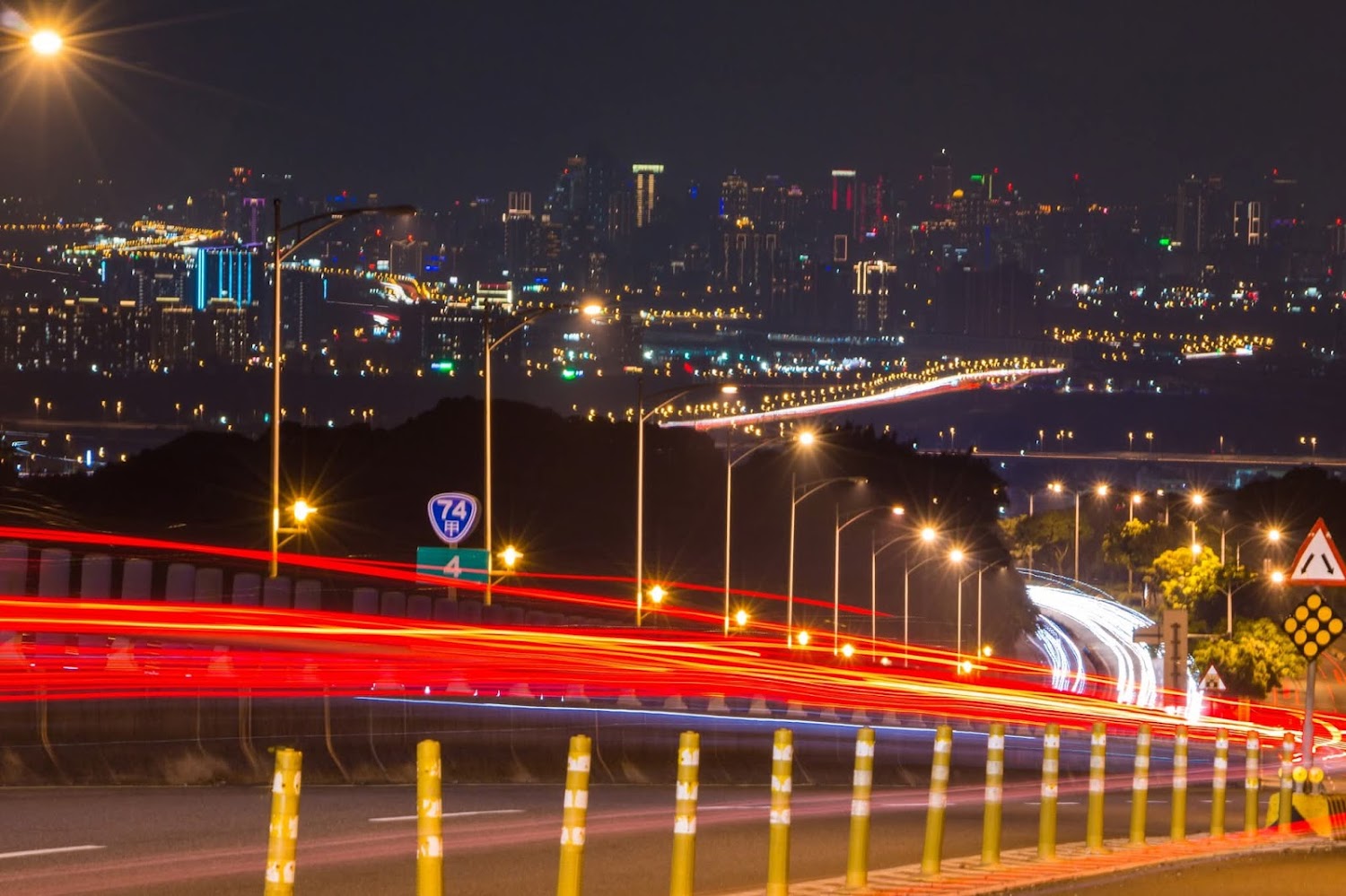 四號橋夜景車軌與城市天際線