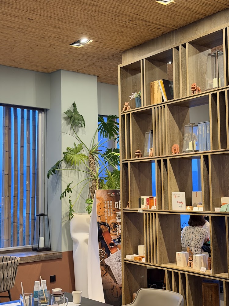 有書架植栽與閱讀工作氛圍的室內角落