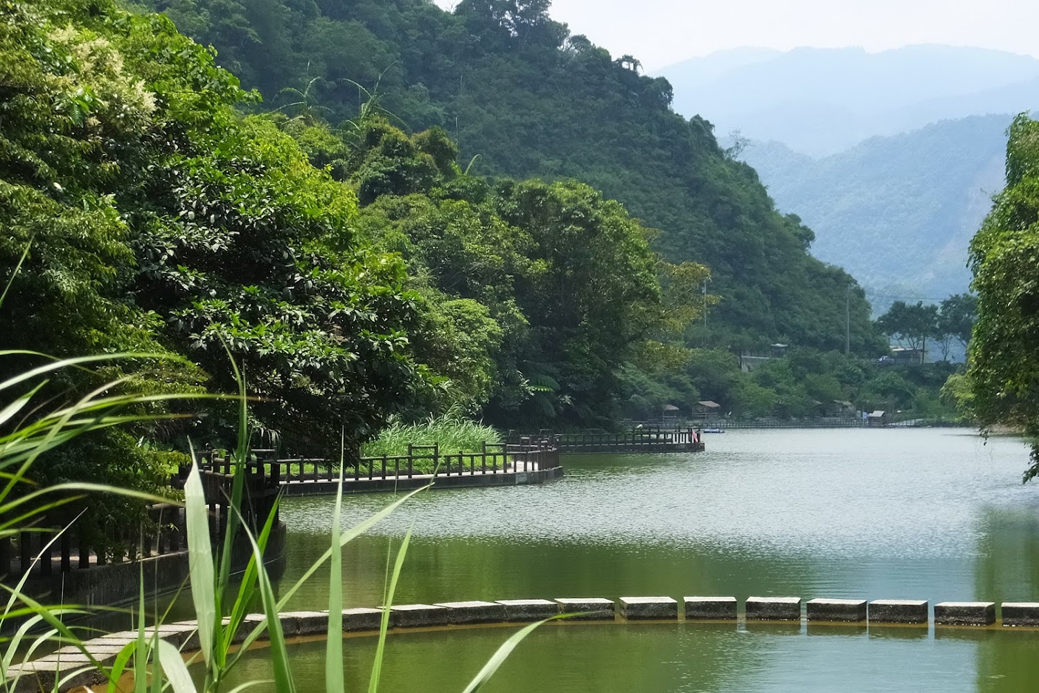 長埤湖被山林環繞與木棧道景觀