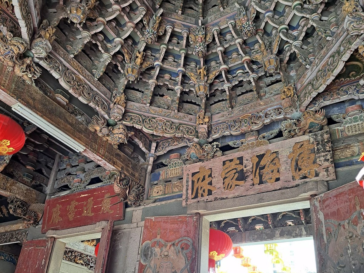 鹿港天后宮內部精美藻井，八卦形木構頂部，精緻彩繪龍鳳雕紋，鎮海家風匾額