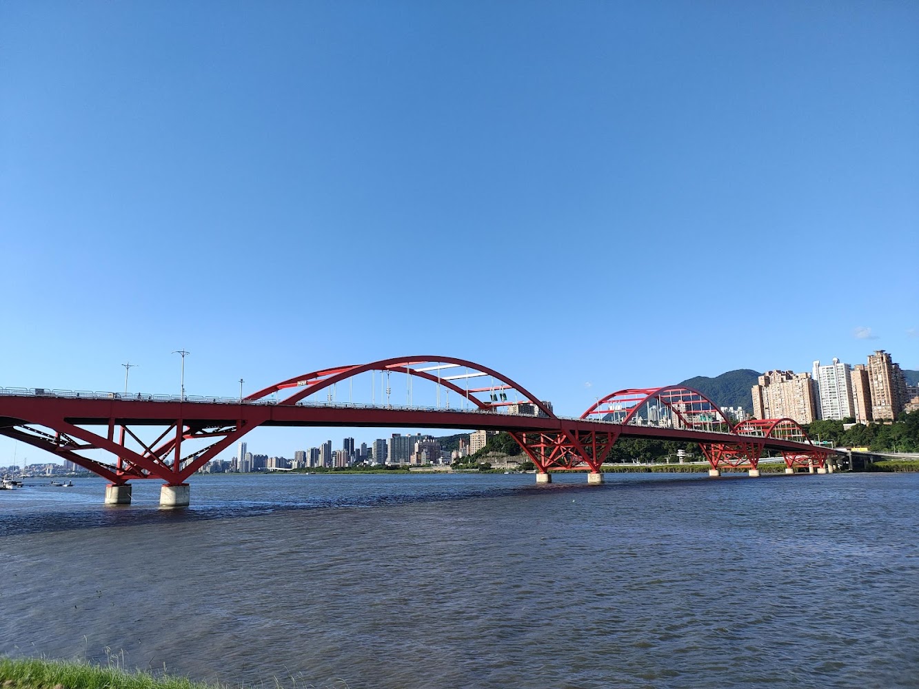 關渡紅色大橋橫跨河流景色