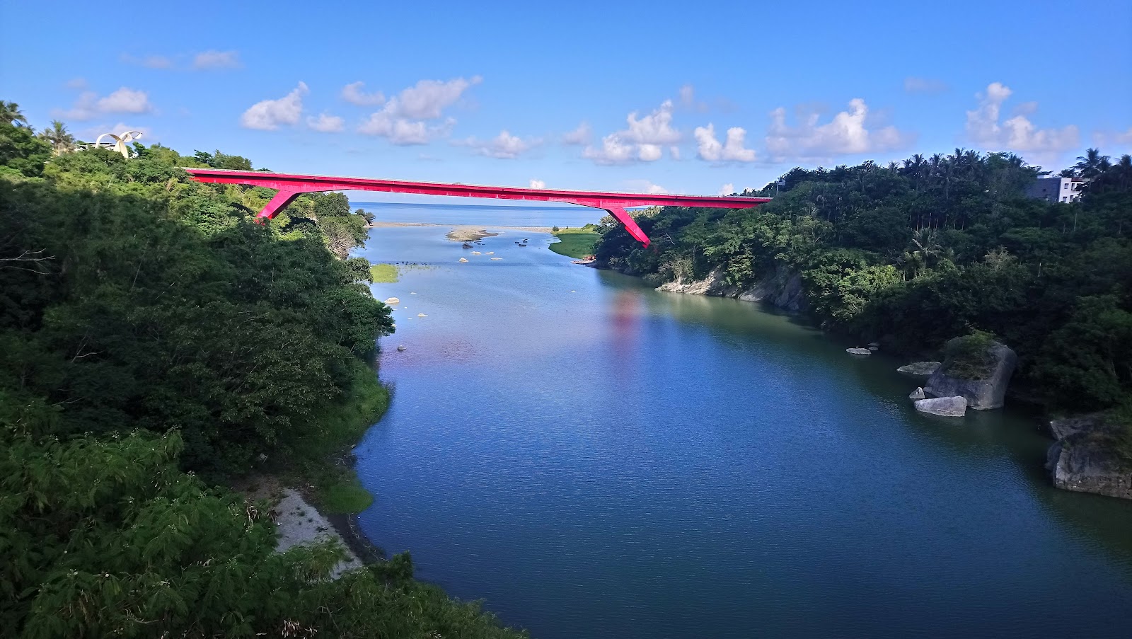 東河橋遊憩區橋面遠眺太平洋海景，台東東河海天一色