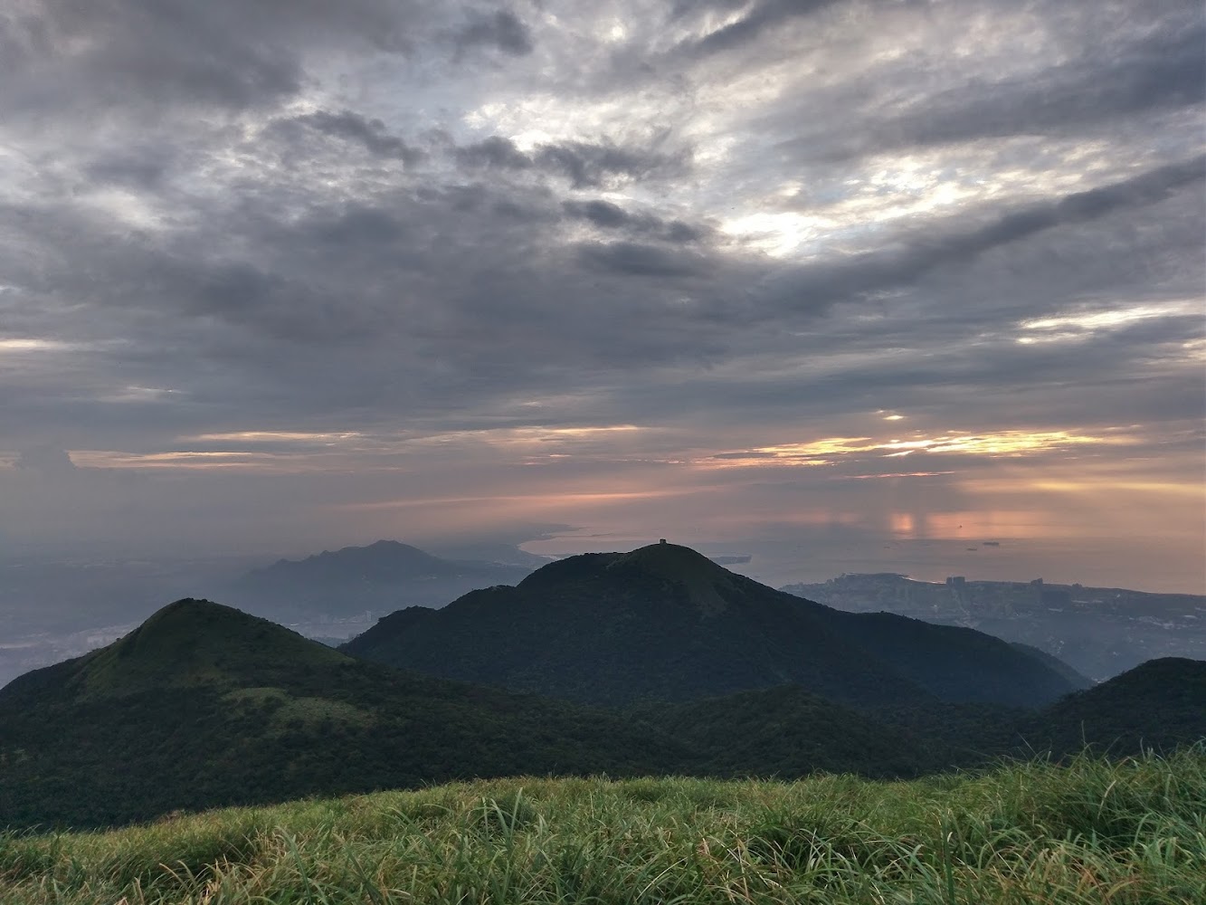 大屯主峰連峰步道夕陽山巒景色