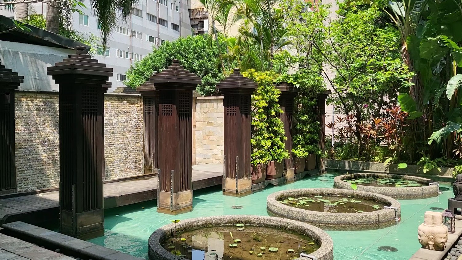 山樂溫泉庭園水池與綠意造景