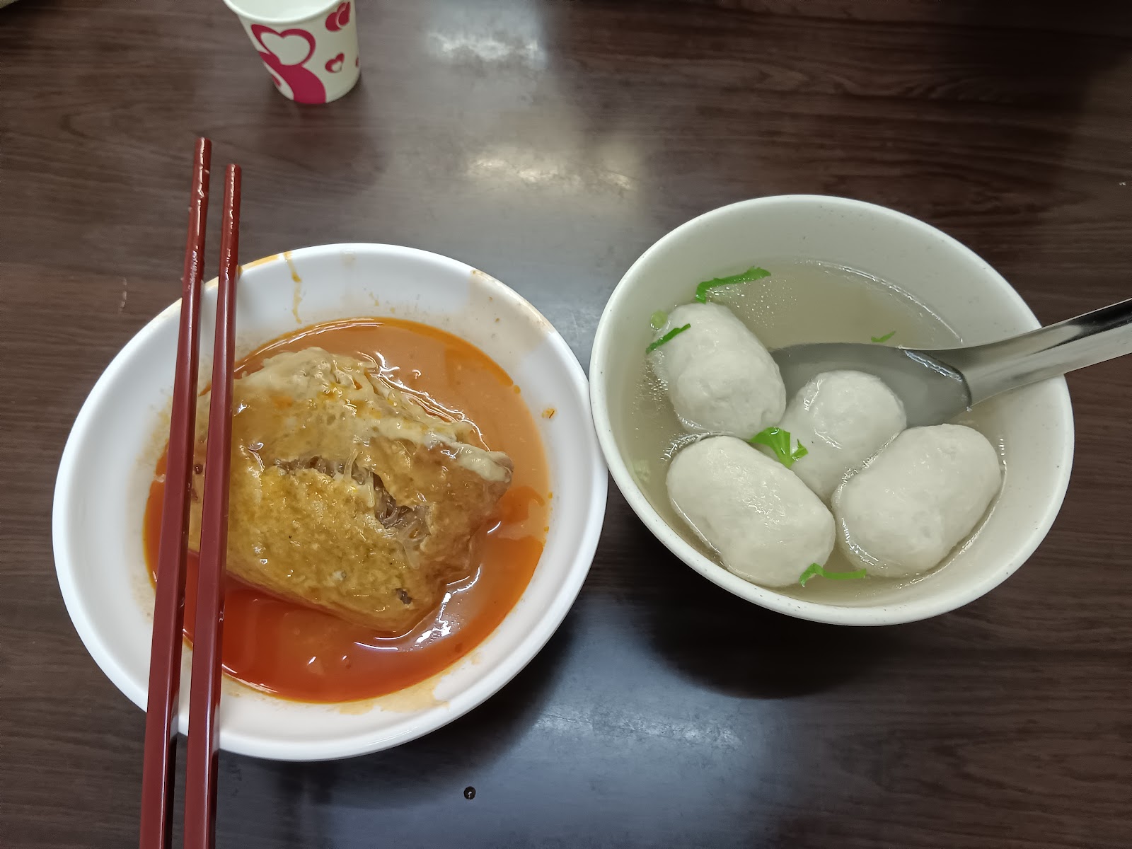 淡水阿給搭配魚丸湯，淡水必吃在地特色小吃古早味