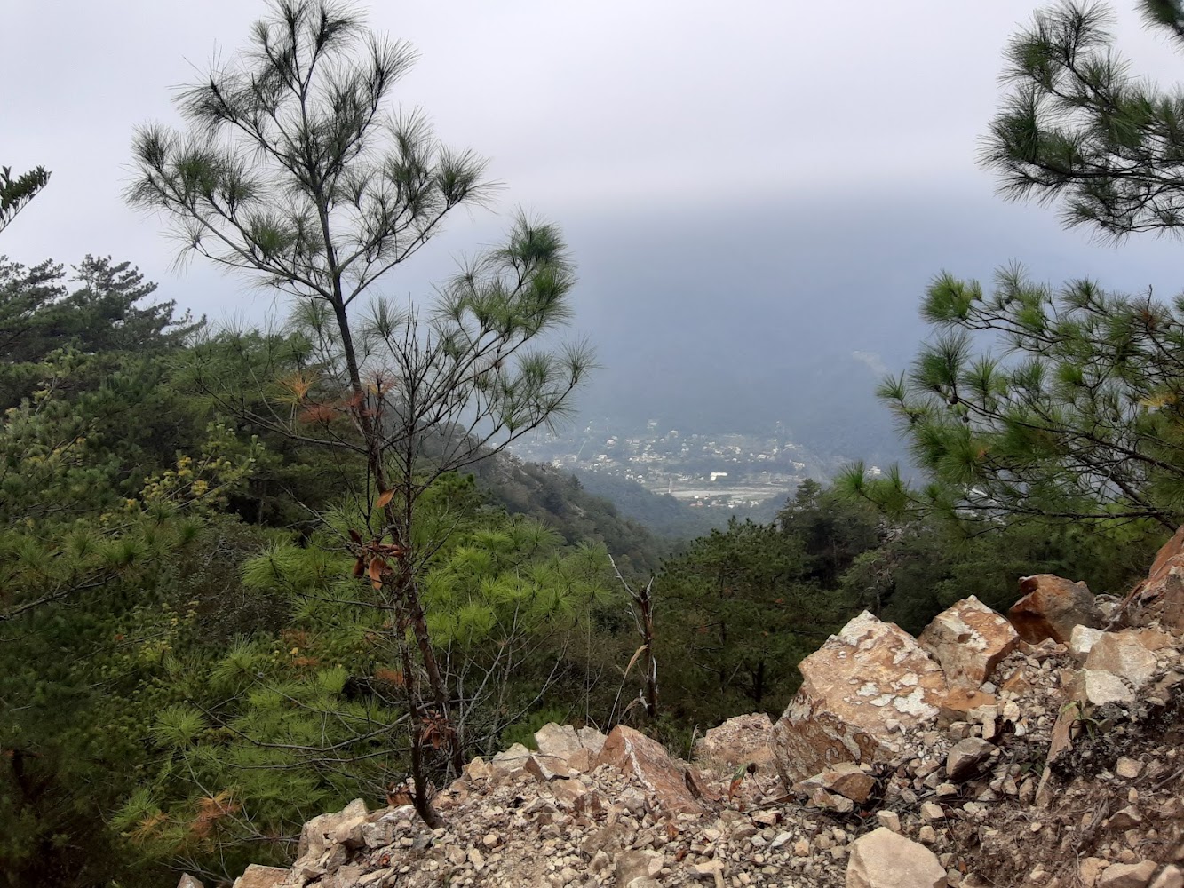 屋我尾山碎石坡與遠方山谷