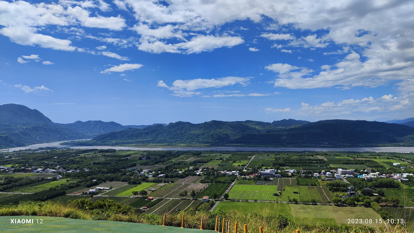 鹿野高台晴天台東縱谷全景農田藍天白雲卑南溪