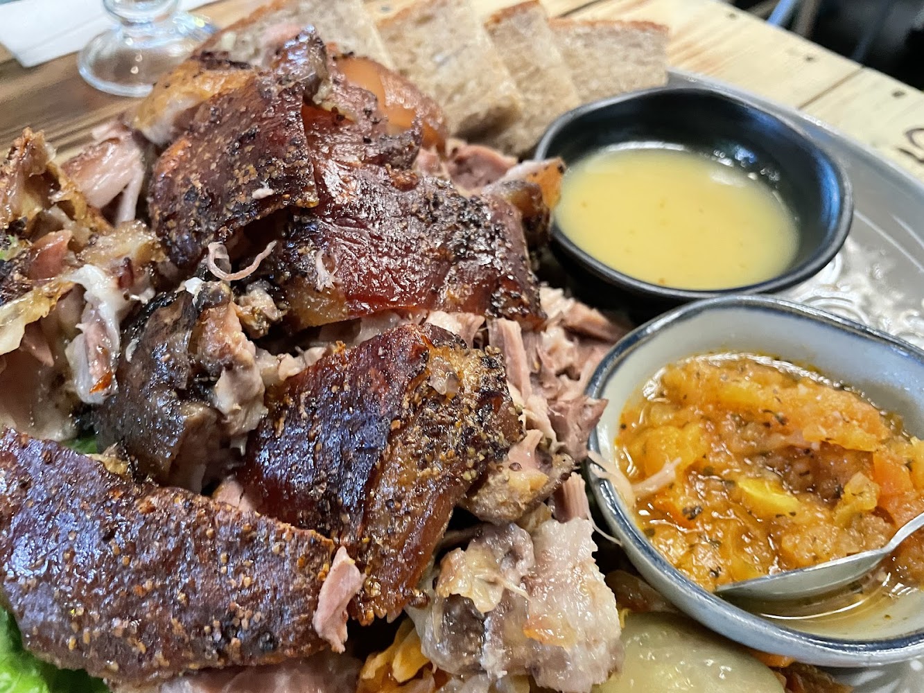 烤豬肉搭兩種醬料與麵包