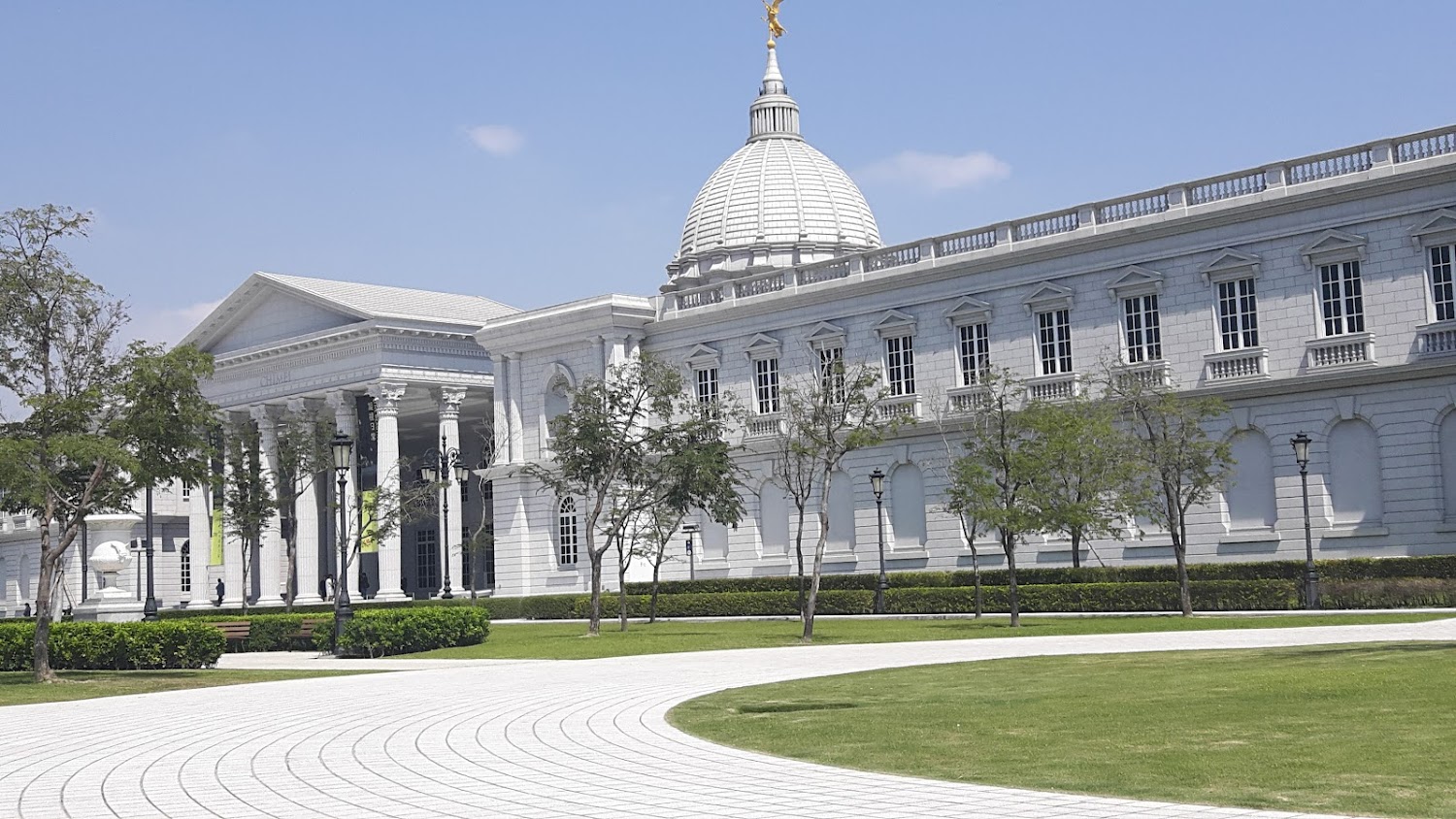奇美博物館白色古典建築與草坪步道