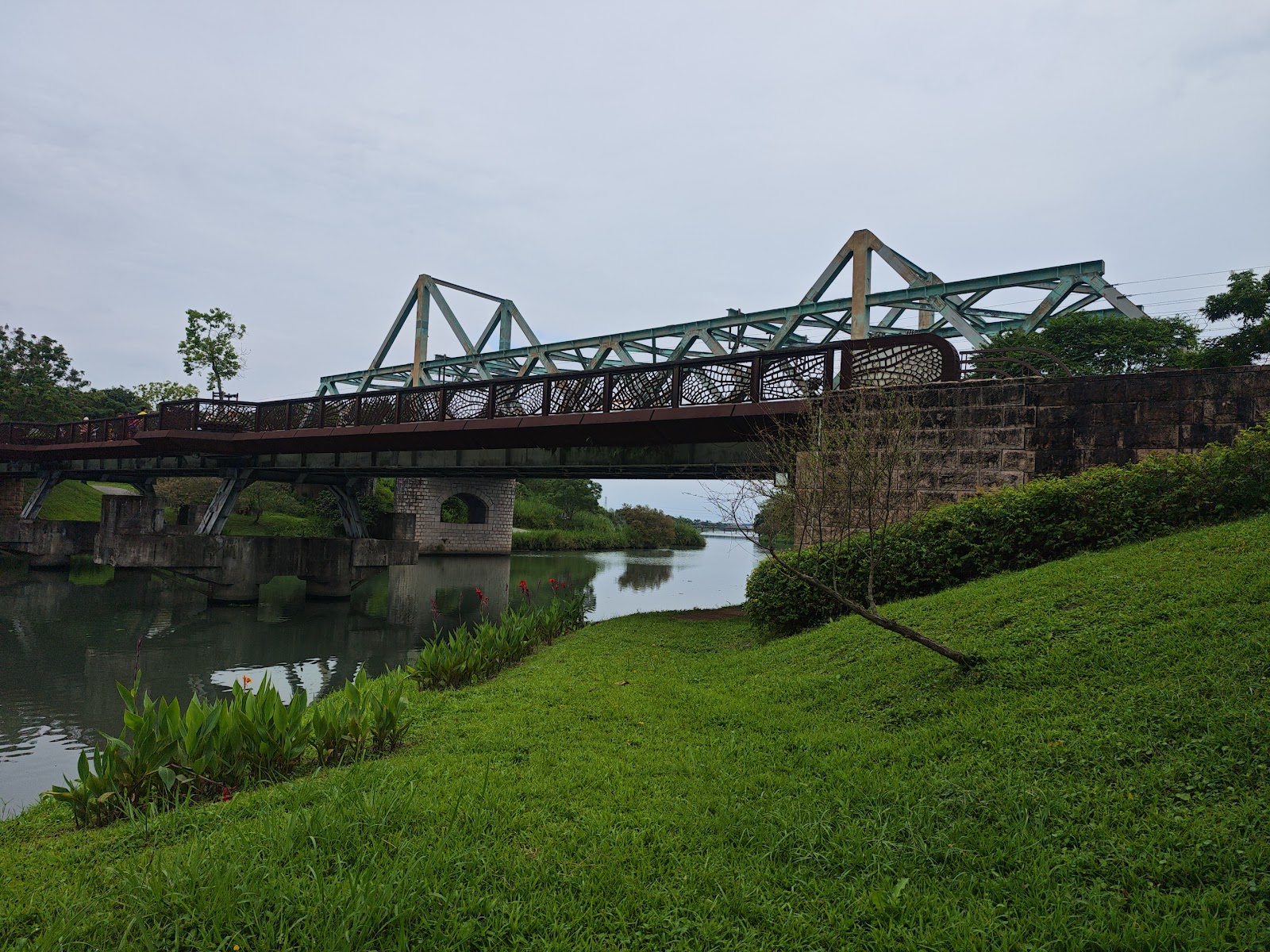 冬山河鋼架鐵橋橋樑綠草河岸堤坡景色