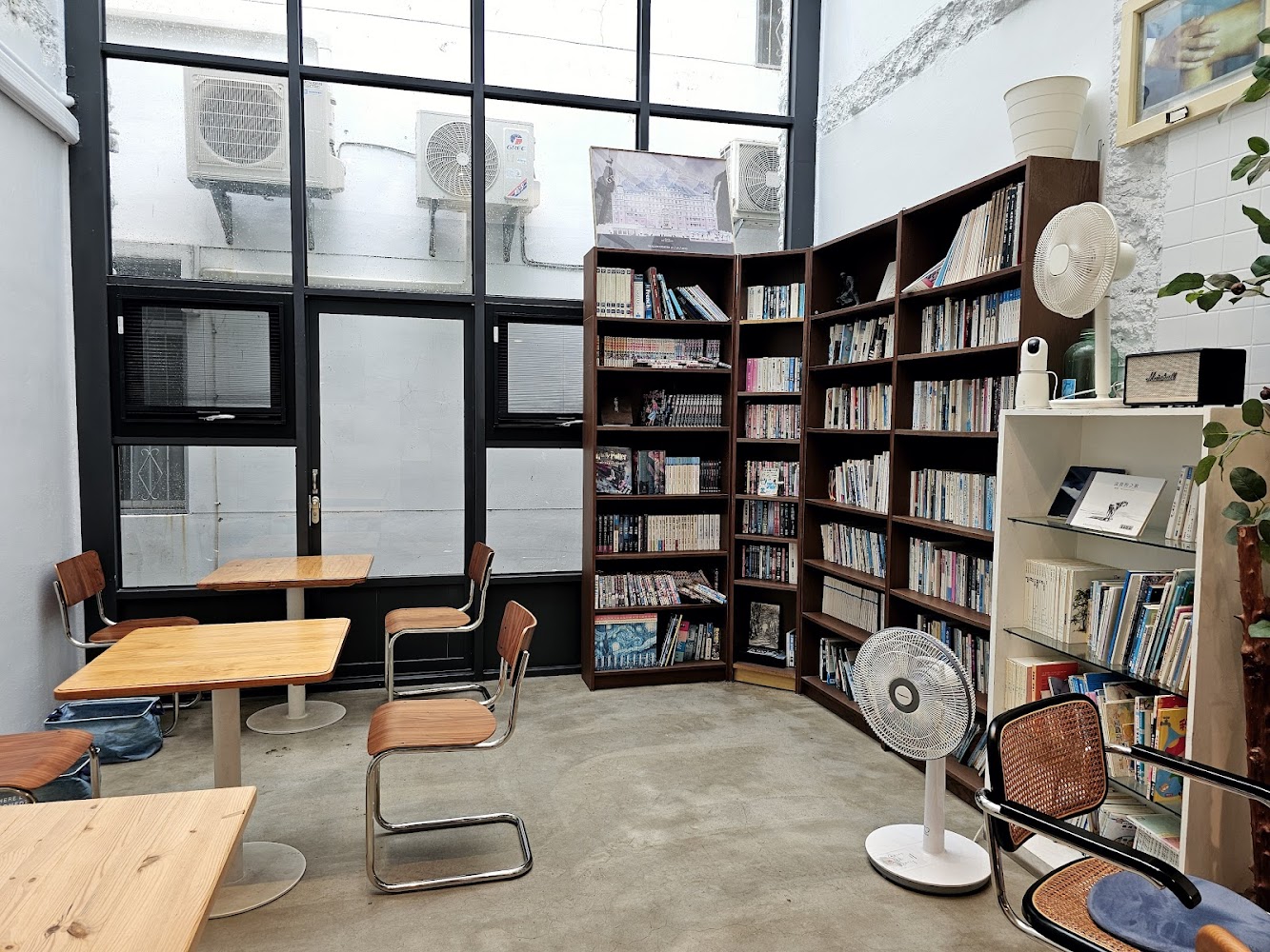 薄荷巴黎 Coffee House 書架與木質桌椅構成的簡約閱讀區