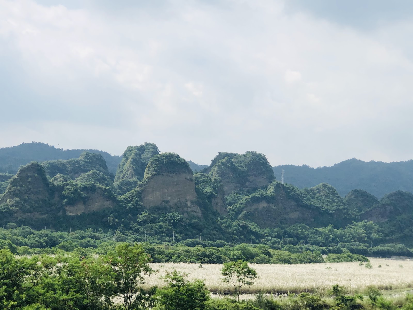 十八羅漢山遠景，多座礫岩山峰連綿聳立