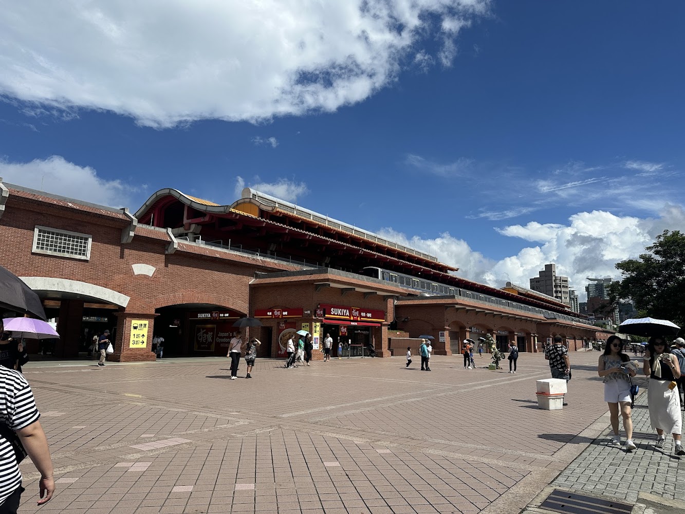 捷運淡水站站前廣場景象