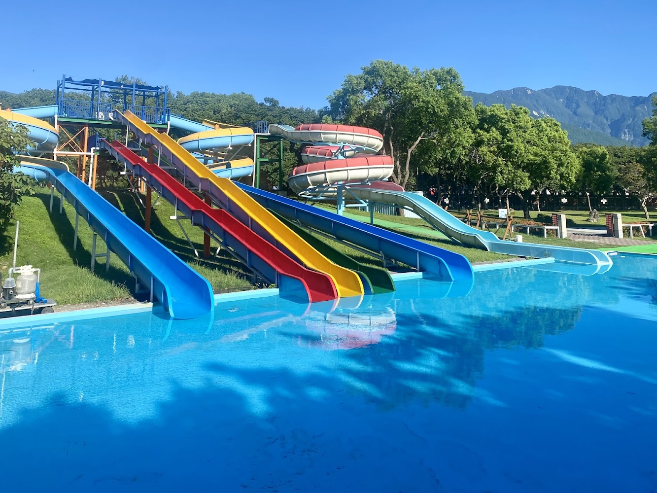 知卡宣綠森林親水公園滑水道與泳池