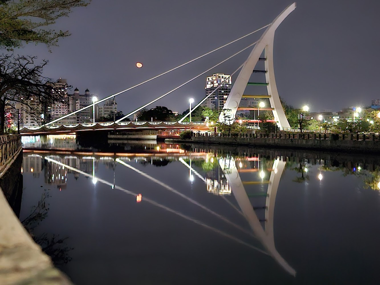 新臨安橋夜景與月色倒影
