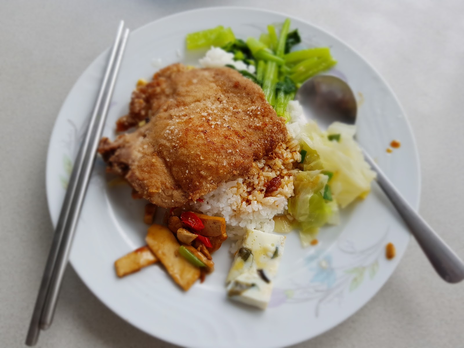 建華冰店排骨飯，炸排骨覆蓋白飯，附青菜豆腐小菜