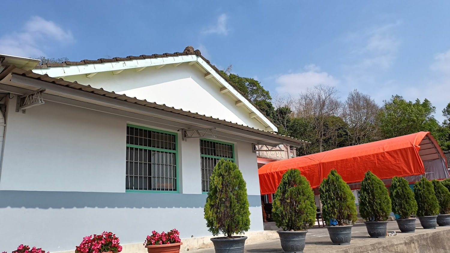 寺區周遭建築與自然山坡環境