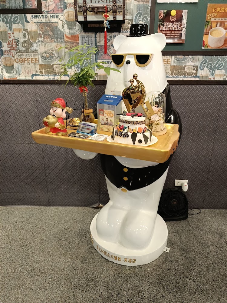 穿著西裝戴墨鏡白熊雕像托著招財貓與裝飾品
