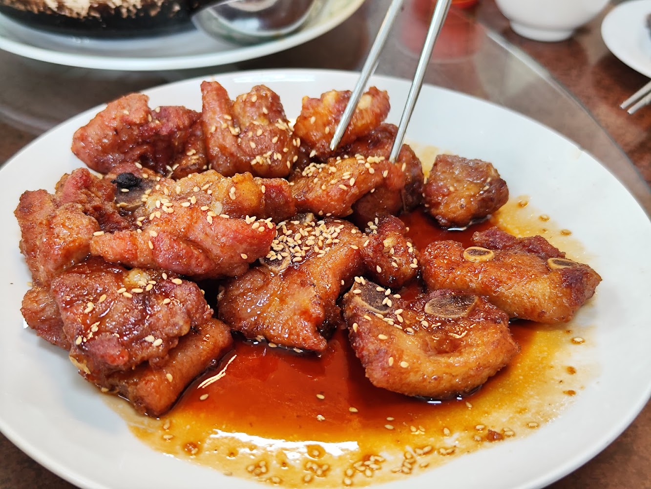 糖醋排骨，排骨外皮酥香，淋有醬汁並灑上白芝麻