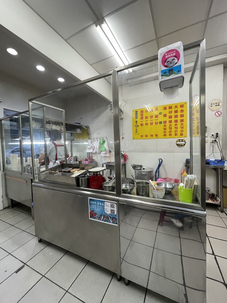 小吃店餐檯乾淨明亮有點菜單與餐具
