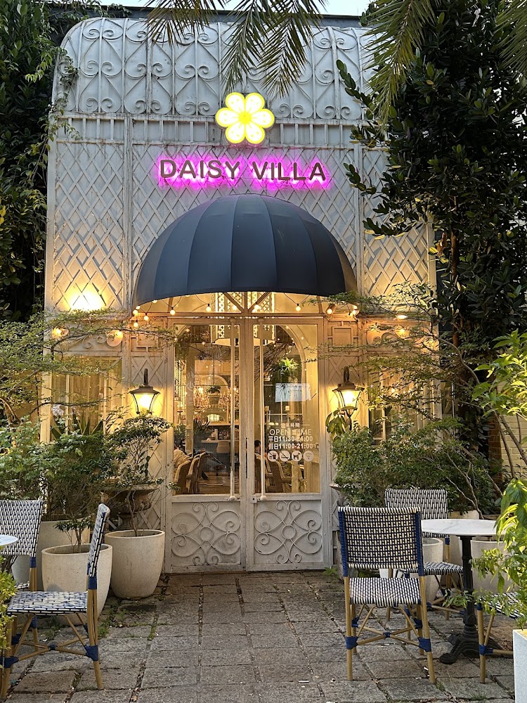 裝潢優雅的餐廳空間，地板有立體幾何圖案與大型花藝吊飾