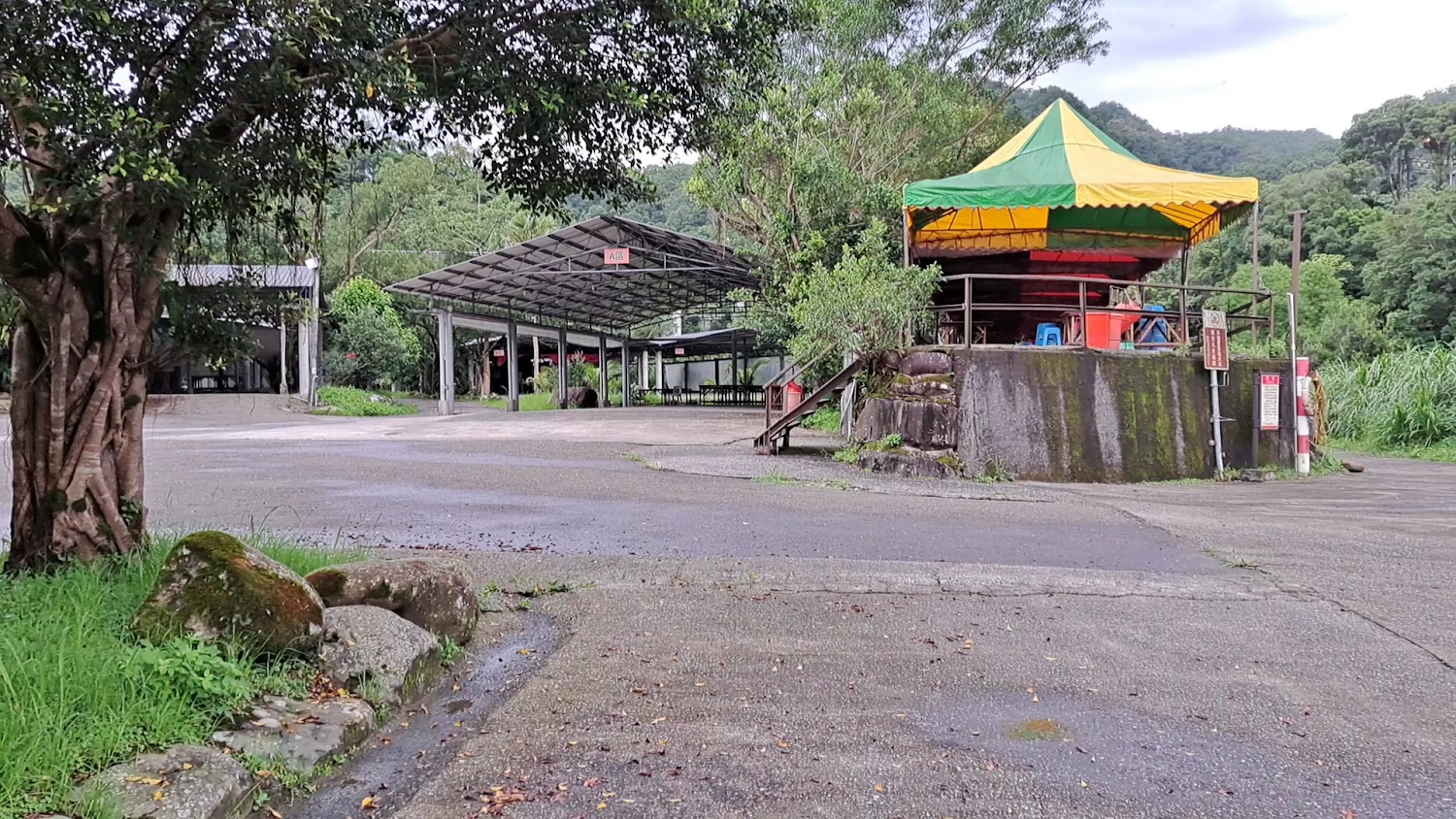 基地休憩區與彩色遮棚及周邊綠樹