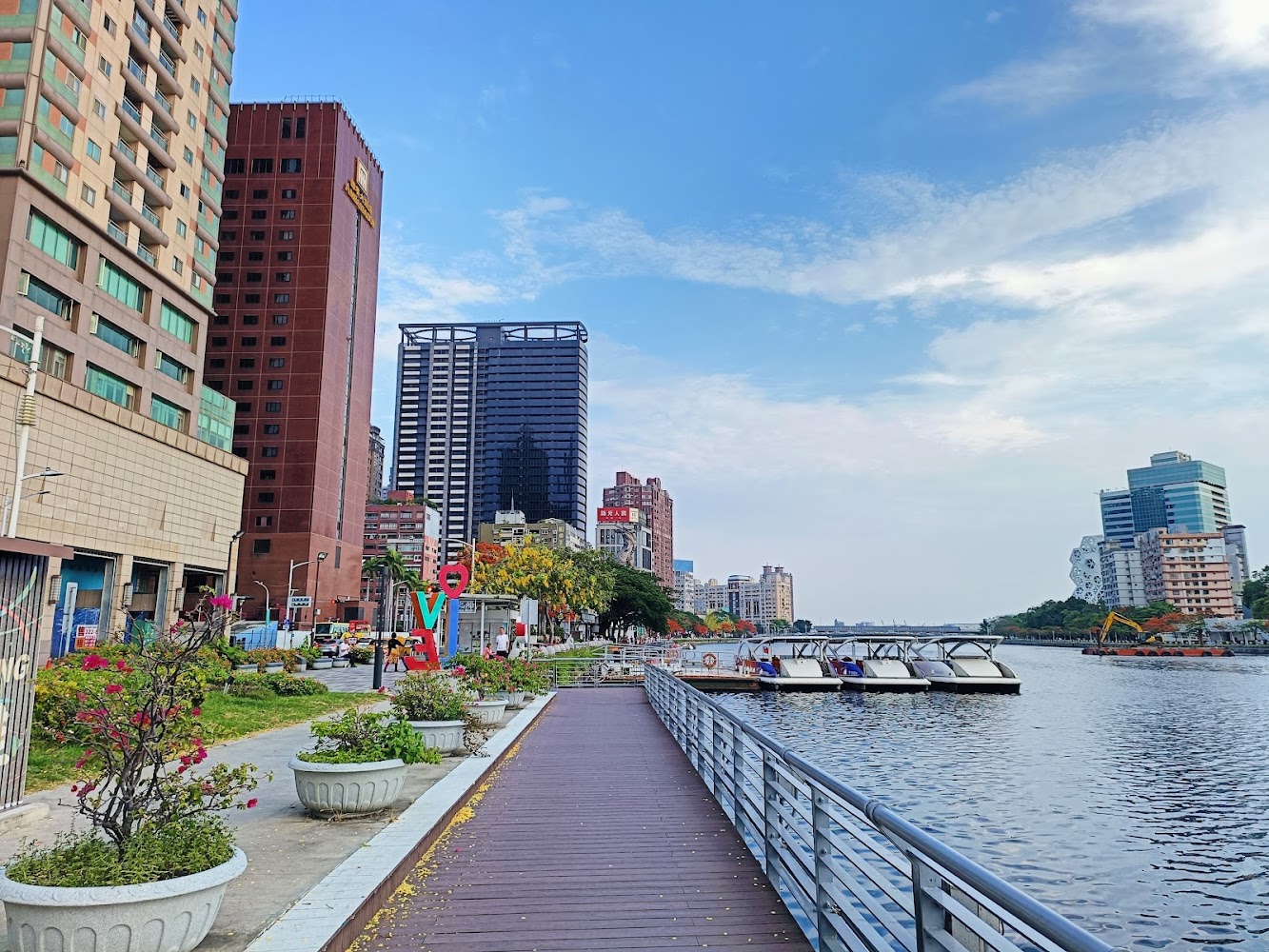 愛河親水徒步區白天步道景色