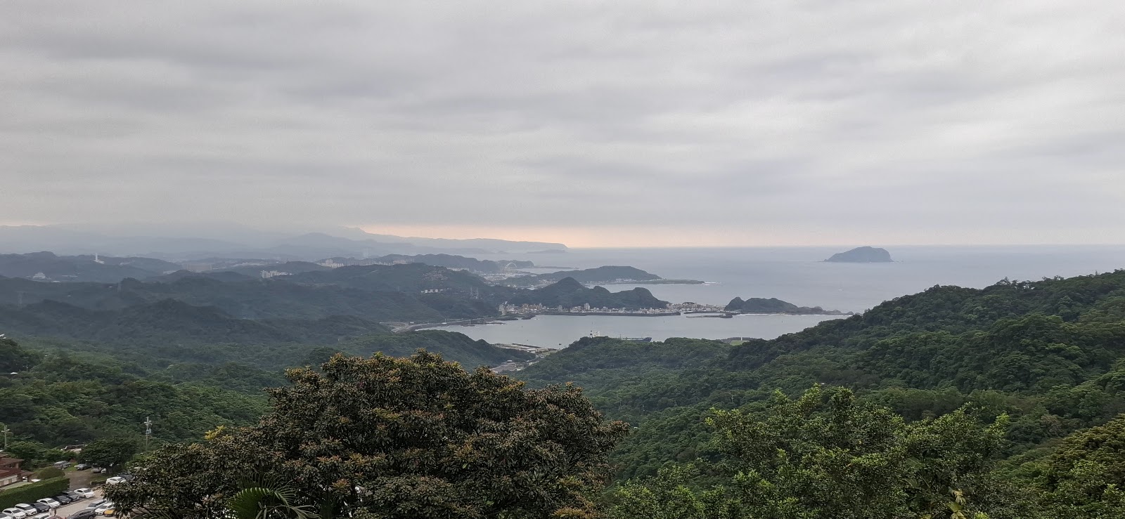 九份山頂俯瞰基隆港灣全景，海天一色開闊壯麗