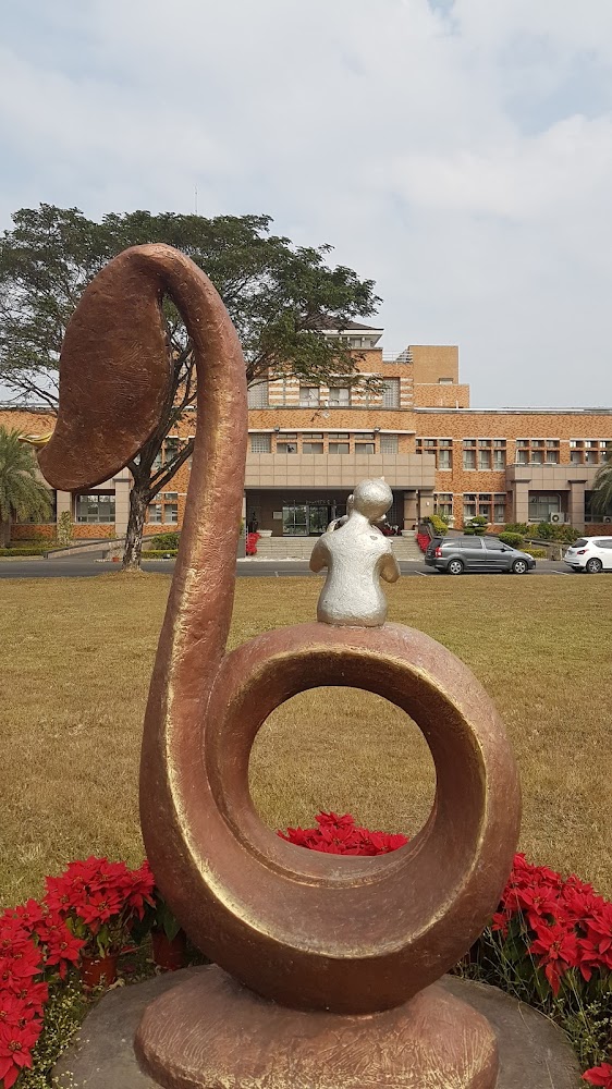 裝置藝術與紅磚建築草地花朵