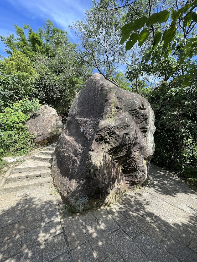 大型天然岩石與階梯步道